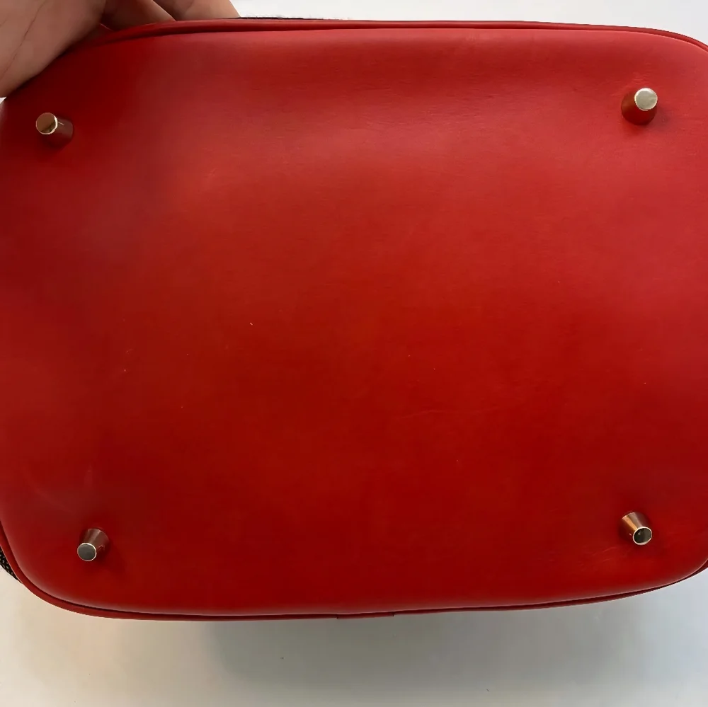 Burberry Medium Ashby Bucket Bag - Picture 14 of 15